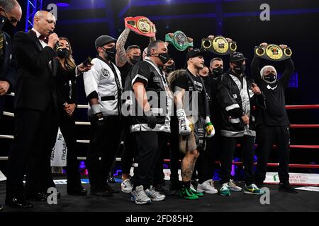Zagarolo, Italien. April 2021. Michael Magnesi, der sich gegen den Südafrikaner Bulana geschlagen hat, bestätigt sich als IBO Super Featherweight World Champion. Das Spiel beginnt großartig mit dem Eingang von zwei Wölfen, die Michael in Richtung des Rings begleiten. Nach den offiziellen Hymnen beginnt der Kampf, mit Magnesi sehr konzentriert, die sofort angreift und nach einer Reihe von wiederholten Schlägen, erreicht Bulana mit einem rechten Haken und schickt ihn auf die Matte. Der Schiedsrichter beendet die Zählung und erklärt den Kampf. (Foto von Domenico Cippitelli/Pacific Press) Quelle: Pacific Press Media Production Corp./Alamy Live News Stockfoto