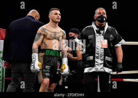 Zagarolo, Italien. April 2021. Michael Magnesi, der sich gegen den Südafrikaner Bulana geschlagen hat, bestätigt sich als IBO Super Featherweight World Champion. Das Spiel beginnt großartig mit dem Eingang von zwei Wölfen, die Michael in Richtung des Rings begleiten. Nach den offiziellen Hymnen beginnt der Kampf, mit Magnesi sehr konzentriert, die sofort angreift und nach einer Reihe von wiederholten Schlägen, erreicht Bulana mit einem rechten Haken und schickt ihn auf die Matte. Der Schiedsrichter beendet die Zählung und erklärt den Kampf. (Foto von Domenico Cippitelli/Pacific Press) Quelle: Pacific Press Media Production Corp./Alamy Live News Stockfoto