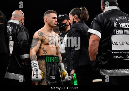 Zagarolo, Italien. April 2021. Michael Magnesi, der sich gegen den Südafrikaner Bulana geschlagen hat, bestätigt sich als IBO Super Featherweight World Champion. Das Spiel beginnt großartig mit dem Eingang von zwei Wölfen, die Michael in Richtung des Rings begleiten. Nach den offiziellen Hymnen beginnt der Kampf, mit Magnesi sehr konzentriert, die sofort angreift und nach einer Reihe von wiederholten Schlägen, erreicht Bulana mit einem rechten Haken und schickt ihn auf die Matte. Der Schiedsrichter beendet die Zählung und erklärt den Kampf. (Foto von Domenico Cippitelli/Pacific Press) Quelle: Pacific Press Media Production Corp./Alamy Live News Stockfoto