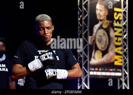 Zagarolo, Italien. April 2021. Michael Magnesi, der sich gegen den Südafrikaner Bulana geschlagen hat, bestätigt sich als IBO Super Featherweight World Champion. Das Spiel beginnt großartig mit dem Eingang von zwei Wölfen, die Michael in Richtung des Rings begleiten. Nach den offiziellen Hymnen beginnt der Kampf, mit Magnesi sehr konzentriert, die sofort angreift und nach einer Reihe von wiederholten Schlägen, erreicht Bulana mit einem rechten Haken und schickt ihn auf die Matte. Der Schiedsrichter beendet die Zählung und erklärt den Kampf. (Foto von Domenico Cippitelli/Pacific Press) Quelle: Pacific Press Media Production Corp./Alamy Live News Stockfoto