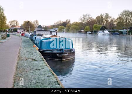 An einem frostigen Frühlingsmorgen können Sie auf der themse an Mühlenwiesen Flussboote anlegen. Henley-on-Thames, Oxfordshire, England Stockfoto