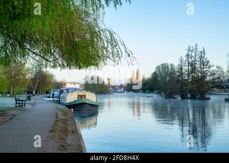 An einem frostigen Frühlingsmorgen können Sie auf der themse an Mühlenwiesen Flussboote anlegen. Henley-on-Thames, Oxfordshire, England Stockfoto