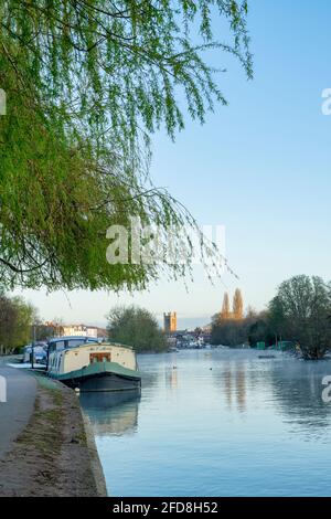 An einem frostigen Frühlingsmorgen können Sie auf der themse an Mühlenwiesen Flussboote anlegen. Henley-on-Thames, Oxfordshire, England Stockfoto