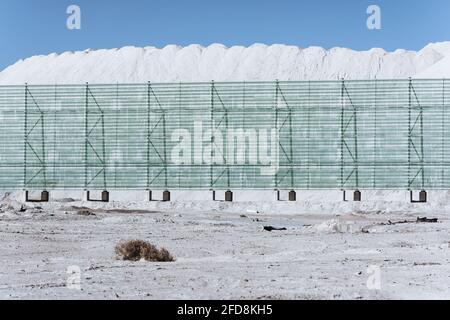 Asbestbergwerk im Freien und Stahlrahmenzaun Stockfoto