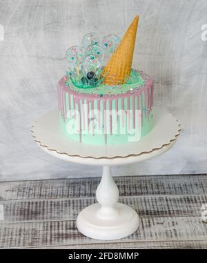 Blauer Kuchen mit Eiskegel und Karamell-Dekoration Stockfoto
