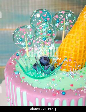 Blauer Kuchen mit Eiskegel und Karamell-Dekoration Stockfoto