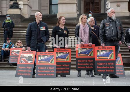 Melbourne, Australien. April 2021. Dienstmitglieder und ihre Freunde, Familien und Unterstützer versammeln sich vor dem Parlamentsgebäude und fordern eine königliche Kommission in die erstaunliche Rate der zurückgegebenen altgedienten Selbstmorde ein. Quelle: Jay Kogler/Alamy Live News Stockfoto