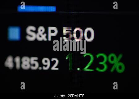 Bukarest, Rumänien – 24. April 2021: Geringe Schärfentiefe (selektiver Fokus) und Makrobild mit S&P00-Zitat auf einem digitalen Bildschirm. Stockfoto