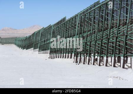 Asbestbergwerk im Freien und Stahlrahmenzaun Stockfoto