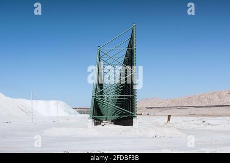 Asbestbergwerk im Freien und Stahlrahmenzaun Stockfoto