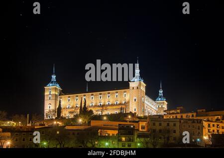 Alcazar von Toledo bei Nacht beleuchtet Stockfoto