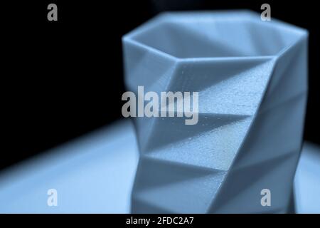 Das Objekt gedruckt 3D-Drucker auf einem blau und schwarz Hintergrund Stockfoto