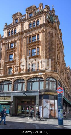 Außenansicht von Harrods auf der Brompton Road mit Schild für die U-Bahnstation Knightsbridge, 23. April 2021, Knightsbridge, London Stockfoto