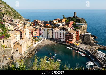 Vernazza, Ligurien, Italien. Juni 2020. Ein Aussichtspunkt von der Spitze des Hügels in Richtung des Küstendorfes. Die bunten Häuser stechen hervor. Menschen baden darin Stockfoto