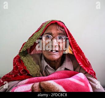 Porträt einer älteren indischen Frau, die Falten im Gesicht hat. Stockfoto