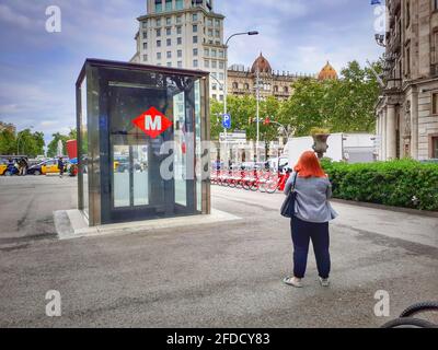 Blick auf den Aufzug auf der Straße an der U-Bahn-Station Passeig de Gràcia an der Gran Via de les Corts Catalanes. Barcelona, Katalonien, Spanien. Stockfoto