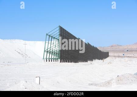 Asbestbergwerk im Freien und Stahlrahmenzaun Stockfoto