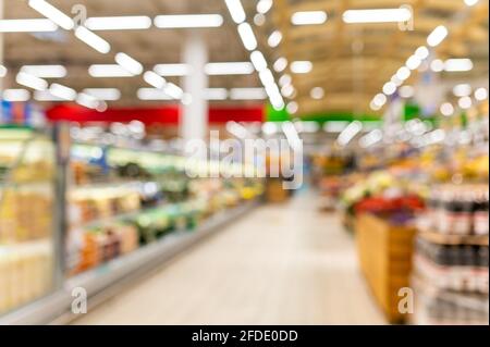Abstrakt verschwommener Supermarkt-Hintergrund. Verkauf, Einkaufen, Konsumdenken - Konzept Stockfoto