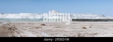 Asbestbergwerk im Freien und Stahlrahmenzaun Stockfoto