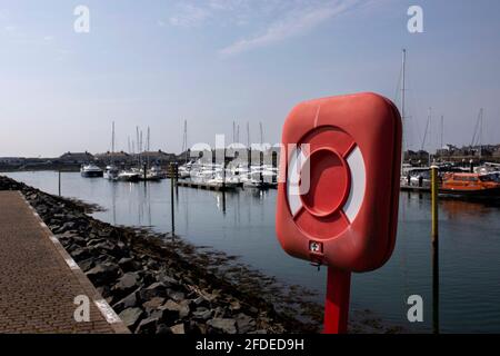 Lebensrettender Rettungsring in einem Koffer an der Seite eines Yachthafens. Stockfoto
