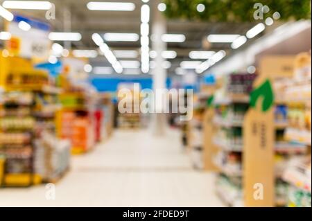 Abstrakt verschwommener Supermarkt-Hintergrund. Verkauf, Einkaufen, Konsumdenken - Konzept Stockfoto