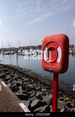 Lebensrettender Rettungsring in einem Koffer an der Seite eines Yachthafens. Stockfoto