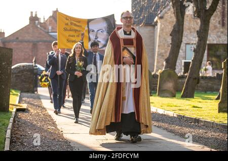 Feierlichkeiten zum 457. Geburtstag von William Shakespeare in Stratford-upon-Avon in England. Die kleinere Veranstaltung erkennt die Covid-Verordnung an und die Veranstaltung wurde aufgezeichnet, um online gestreamt zu werden. Stockfoto