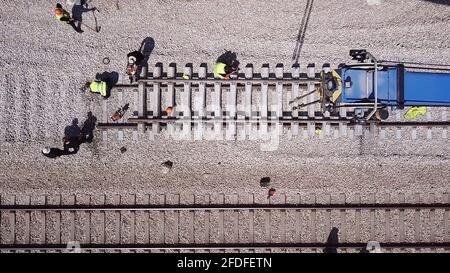 Eisenbahner reparieren einen gebrochenen Gleis. Stockfoto