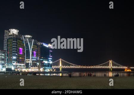 Busan, Südkorea. 2012. Oktober: Gwangan-Brücke bei Nacht in Busan mit Reflexion Stockfoto