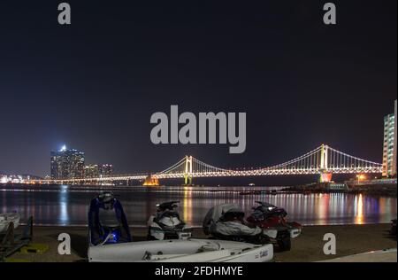 Busan, Südkorea. 2012. Oktober: Gwangan-Brücke bei Nacht in Busan mit Reflexion Stockfoto