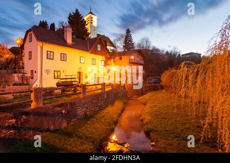 Gablitz: kirche Gablitz, altes Haus, Bach Gablitzbach in Wienerwald, Wienerwald, Niederösterreich, Niederösterreich, Österreich Stockfoto