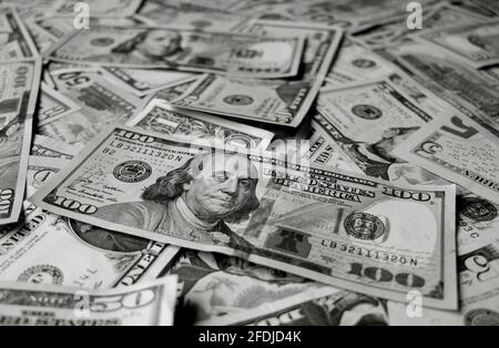 Monochromer Haufen von US-Dollar-Scheine für das Konzept Des Geschäfts und des Vermögens Stockfoto