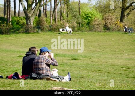 London, Großbritannien. April 2021. Ein Paar genießt das Frühstück auf Hampstead Heath an einem sonnigen Samstagmorgen. Wetter in Großbritannien. Kredit: Bradley Taylor / Alamy Live Nachrichten Stockfoto