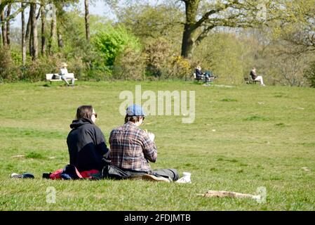 London, Großbritannien. April 2021. Ein Paar genießt das Frühstück auf Hampstead Heath an einem sonnigen Samstagmorgen. Wetter in Großbritannien. Kredit: Bradley Taylor / Alamy Live Nachrichten Stockfoto