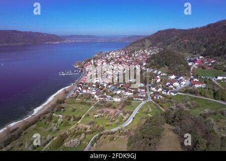Sipplingen Am Bodensee, Deutschland. April 2021. Die Gemeinde Sipplingen am Bodensee wird von der Morgensonne beleuchtet. Quelle: Felix Kästle/dpa/Alamy Live News Stockfoto