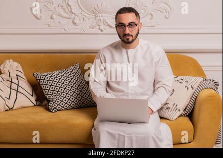 arabischer Programmierer, der zu Hause am Laptop arbeitet Stockfoto