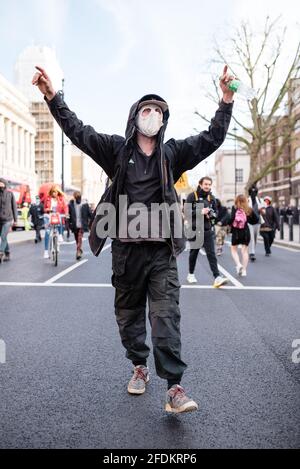 London, Großbritannien. 17 April 2021. „Kill the Bill“-Protest gegen das von der Regierung vorgeschlagene Gesetz für Polizei, Verbrechen, Verurteilung und Gerichte. Stockfoto