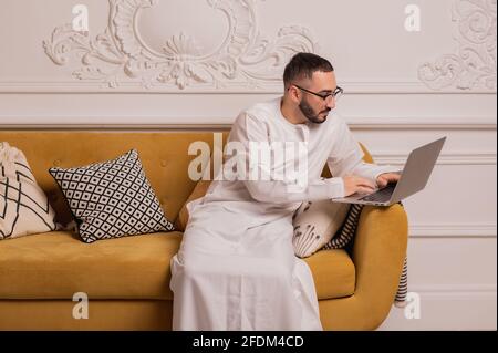 arabischer Programmierer, der zu Hause am Laptop arbeitet Stockfoto
