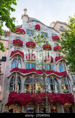 BARCELONA, SPANIEN, 23. APRIL 2021: Casa Batllo in Barcelona, eines der schönsten Häuser am Passeig de Gracia. Vom Architekten Antoni Gaudi. Deko Stockfoto