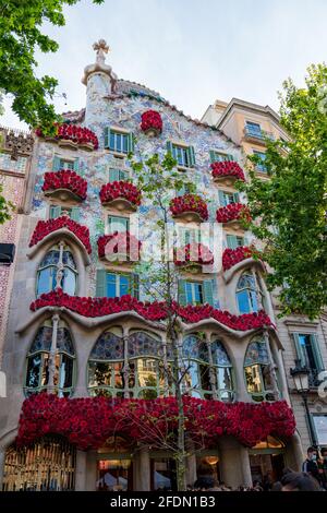 BARCELONA, SPANIEN, 23. APRIL 2021: Casa Batllo in Barcelona, eines der schönsten Häuser am Passeig de Gracia. Vom Architekten Antoni Gaudi. Deko Stockfoto