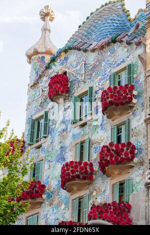 BARCELONA, SPANIEN, 23. APRIL 2021: Casa Batllo in Barcelona, eines der schönsten Häuser am Passeig de Gracia. Vom Architekten Antoni Gaudi. Deko Stockfoto