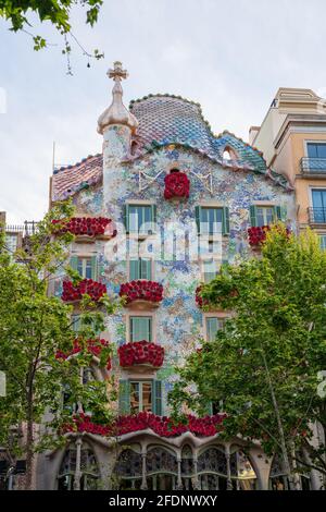 BARCELONA, SPANIEN, 23. APRIL 2021: Casa Batllo in Barcelona, eines der schönsten Häuser am Passeig de Gracia. Vom Architekten Antoni Gaudi. Deko Stockfoto