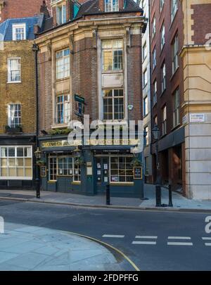 Außenansicht des öffentlichen Hauses der zwei Vorsitzenden, eines Pubs aus dem 18. Jahrhundert in der Dartmouth Street, Westminster, London, England, Großbritannien. Stockfoto