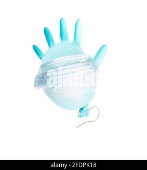 Blauer medizinischer Handschuh, aufgepumpt mit Einwegmaske, isoliert auf Weiß. Stockfoto