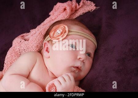 Hübsches Baby Mädchen 1 Woche alt auf einer weichen Decke Entspannend Stockfoto