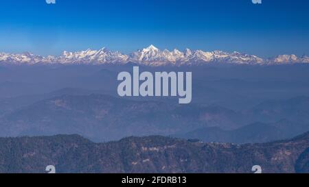 Panoramablick auf die Himalaya-Bergketten und Nanda Devi Gipfel in der Mitte von einer Bergstation Almora in Uttarakhand Indien am 12. Januar 2021 Stockfoto