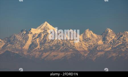 Blick auf den berühmten Nanda Devi Gipfel zusammen mit dem Panchachuli-Gipfel Stockfoto