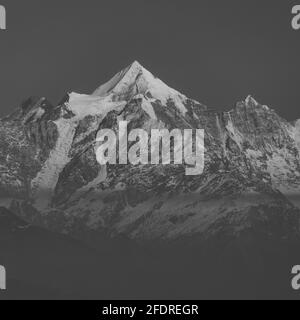 Eine Nahaufnahme des Nanda Devi Gipfels und Gletschers In der Kumaun Himalayan Range in monochrom Stockfoto