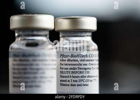 San Sebastian, Gipuzkoa, Spanien; 24. April 2021. Gedruckte Gebrauchsanweisung für Vials mit Covid-19-Impfstoff von Pfizer-BioNTech. Rack Focus Stockfoto