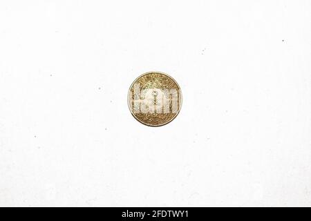 Saudi-Arabien 1376 AH (Jahr 1956) 4 Piasters GHIRSH (Qirsh) Coin with Uneven Toned-Luster Isolated on white background, Vintage ret Stockfoto